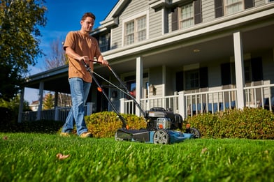 BAS_E500_Senix_Push Mower_Mowing_Lifestyle_1649